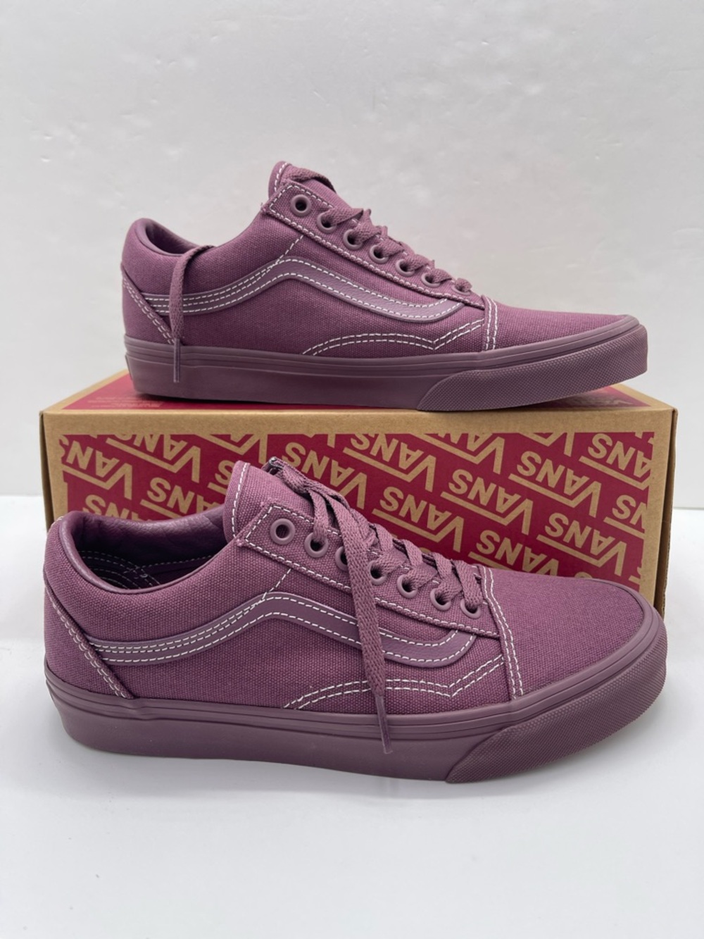 Vans WMNS Old Skool
Pastel Mono Plum Wine
VN000CT8CHI Sneakers